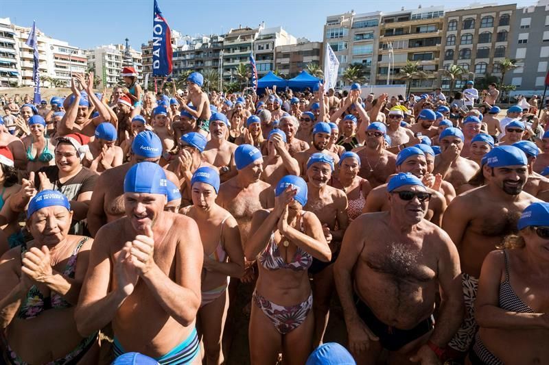 Chapuzón en Las Canteras (EFE|ÁNGEL MEDINA G.)