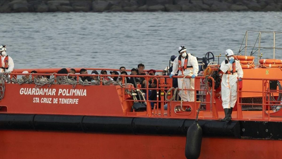 La Guardamar Polimnia traslada hasta el muelle de Arrecife a las personas que iban a bordo de una de las embarcaciones precarias localizada cerca de Lanzarote.
