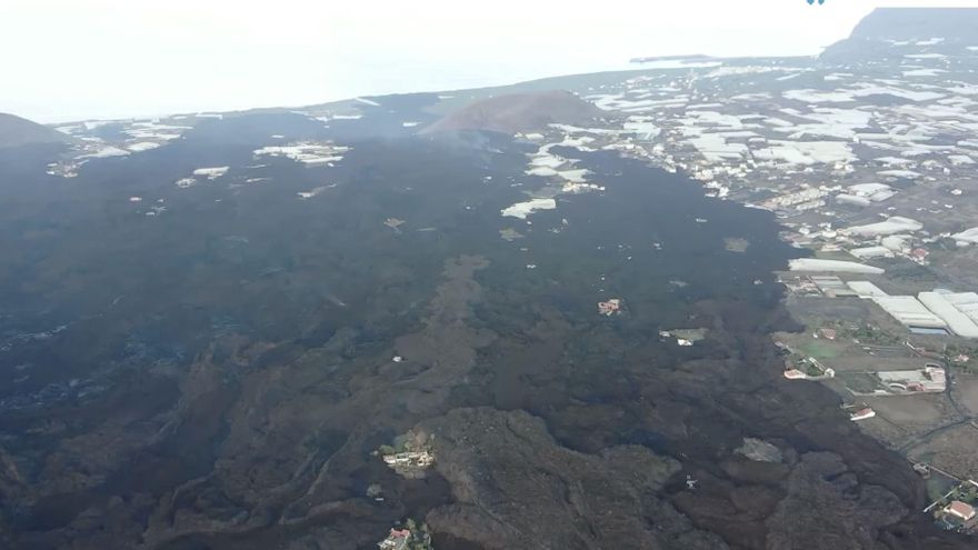 Imagen de las coladas del volcán, este miercoles,, avanzando hacia la costa.