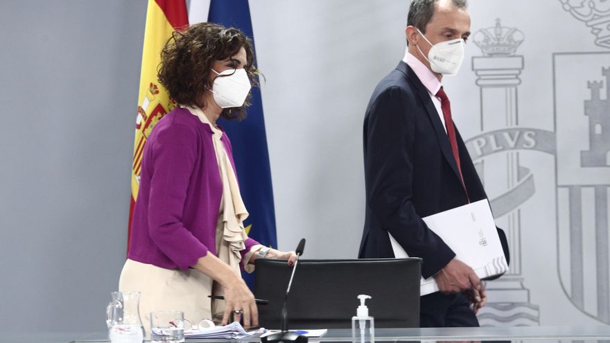 La ministra de Hacienda y portavoz del Gobierno, María Jesús Montero (i), y el ministro de Ciencia e Innovación, Pedro Duque (d), se dirigen a ofrecer una rueda de prensa tras el Consejo de Ministros, en La Moncloa, en Madrid (España), a 30 de marzo de 20