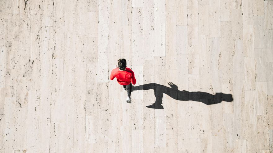 Cómo preparar tu espalda antes de volver a correr, según una fisioterapeuta: "El impacto puede ser excesivo"