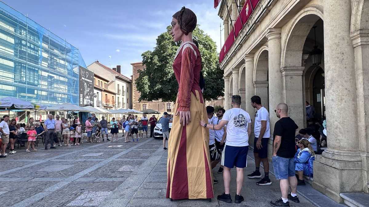 Detrás de los gigantes y cabezudos de León: 40 personas mantienen viva una de las tradiciones más queridas de San Juan.
