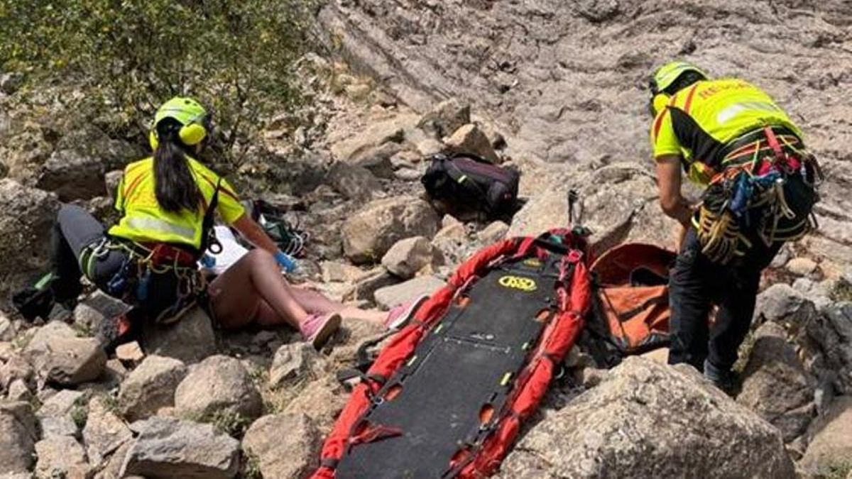 Rescatada en helicóptero una montañera que quedó inconsciente tras una caída en Carrocera
