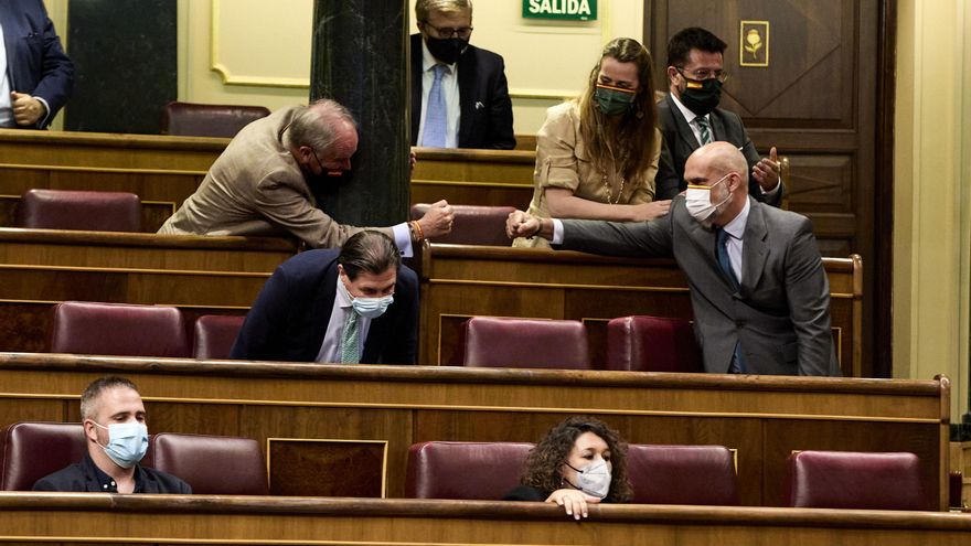 Archivo - El diputado de Vox, Víctor Manuel Sánchez Del Real (d), choca la mano con miembros del partido tras una intervención en el Congreso