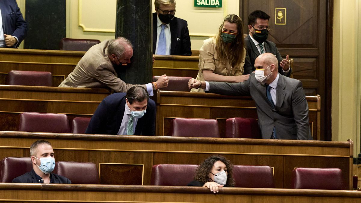 Archivo - El diputado de Vox, Víctor Manuel Sánchez Del Real (d), choca la mano con miembros del partido tras una intervención en el Congreso