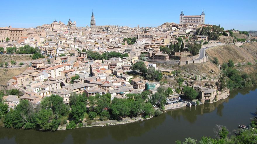 Toledo, esa gran roca sobre la que dormita un reptil, en la obra de Luis Béjar, "uno de los mejores narradores del país”