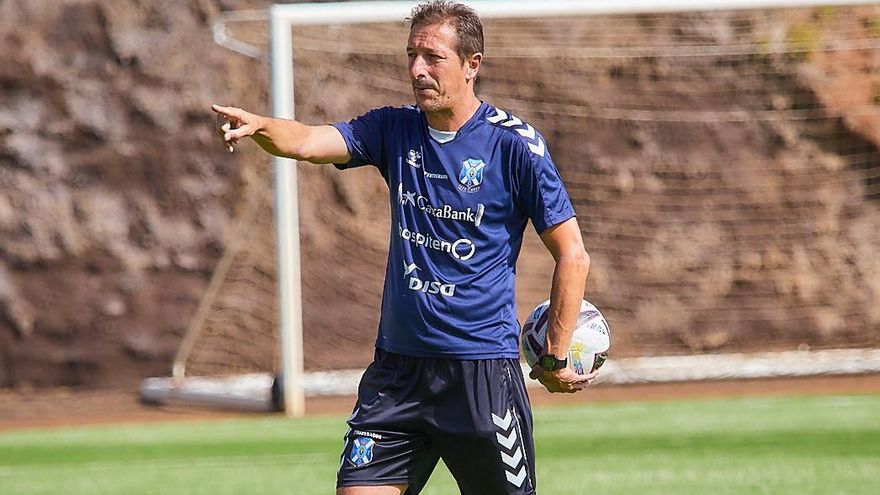 El CD Tenerife otorgará a Ramis el distintivo de 'Leyenda Blanquiazul'
