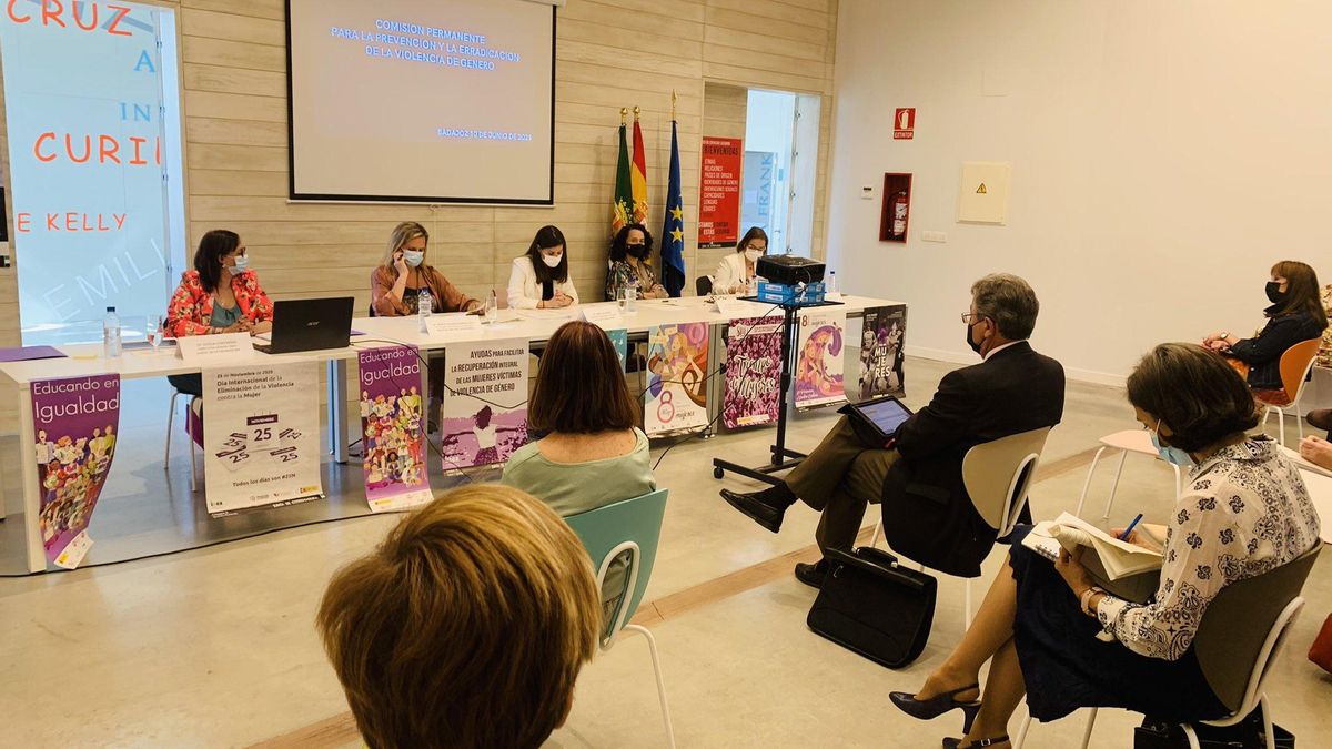 Reunión de la Comisión Permanente para la Prevención y Erradicación de la Violencia de Género celebrada en la Casa de la Mujer de Badajoz