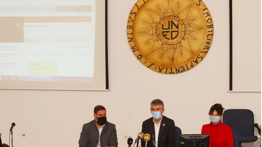 El director de la Uned de Ponferrada, Jorge Vega (C), junto al concejal de Medio Rural, Iván Alonso (I), y la gestora cultural Elena Feito, durante la presentación del proyecto cultural ‘Tebaida ab Silentium’. / César Sánchez / ICAL