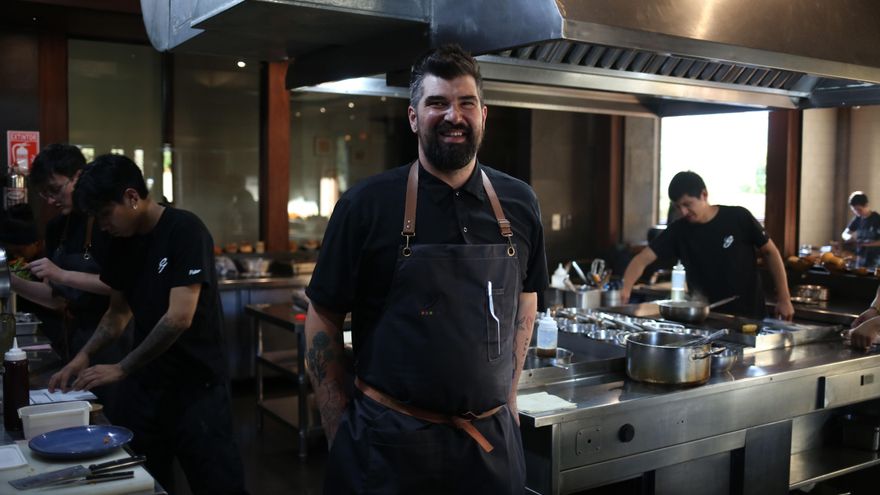Chef de la nación Sioux cocina en Bolivia para reivindicar la comida indígena de América
