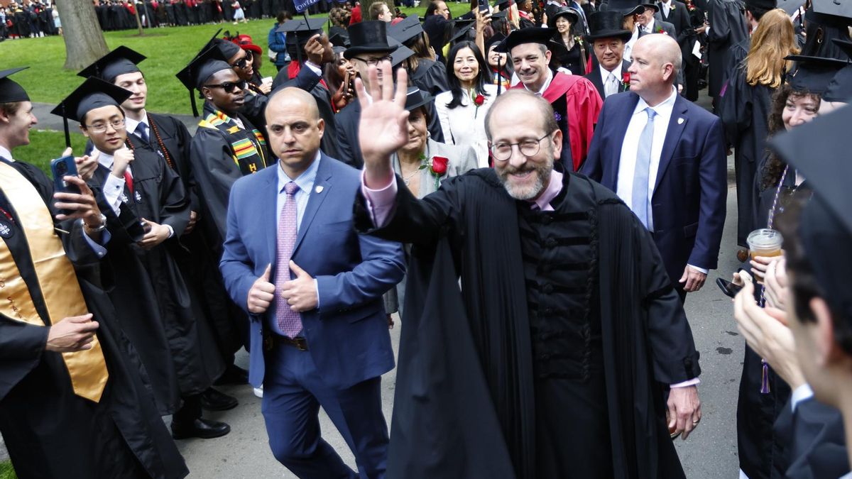 El rector de la universidad de Harvard, Alan Garber.