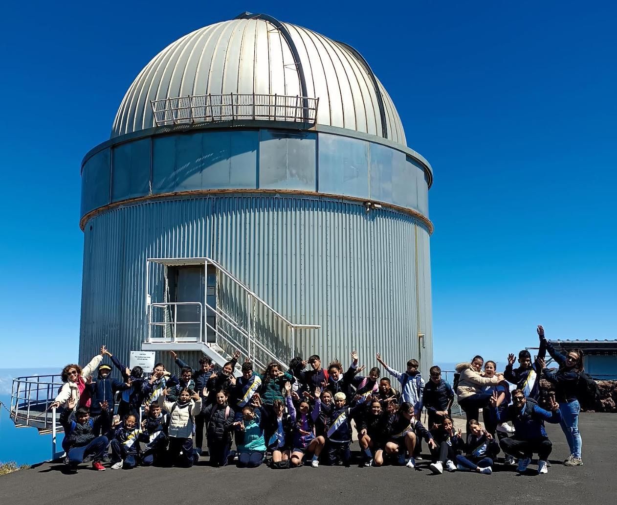 Estudiantes del tercer ciclo de Educación Primaria del CEIP Anselmo Pérez de Brito de Santa Cruz de La Palma ante el Telescopio Óptico Nórdico (NOT por sus siglas en inglés), en el Observatorio del Roque de Los Muchachos (Villa de Garafía).