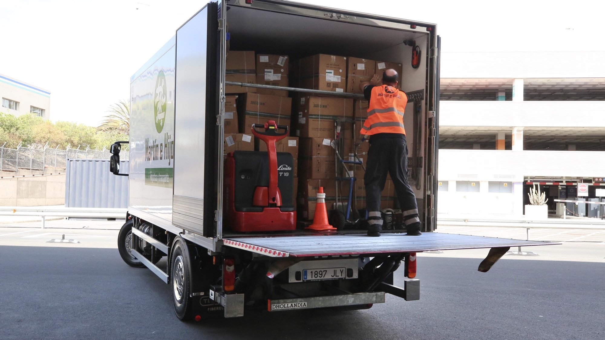 Traslado del material sanitario de un avión procedente de China en Gran Canaria (Alejandro Ramos)