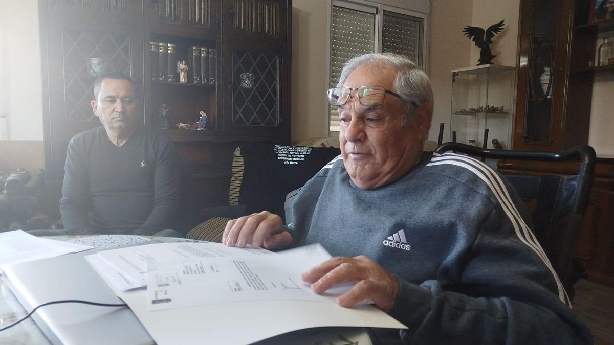 Joaquín revisa uno a uno los documentos que ha ido archivando desde que empezó con la lucha por el agua potable