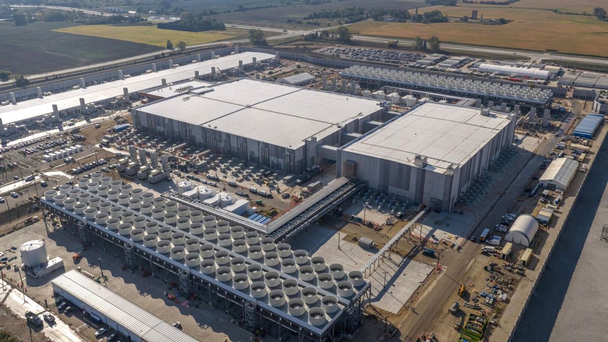 Fotografía cedida por Microsoft que muestra el nuevo centro de datos de inteligencia artificial en Mt. Pleasant, Wisconsin (EEUU)