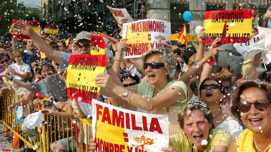 Asistentes a la manifestación de 2005 contra el matrimonio igualitario que contó con el apoyo del PP y la Iglesia Católica.