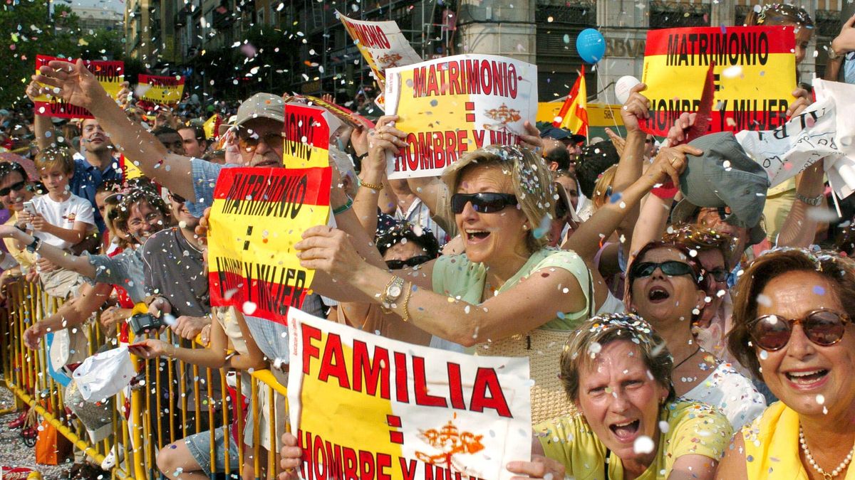 Asistentes a la manifestación de 2005 contra el matrimonio igualitario que contó con el apoyo del PP y la Iglesia Católica.