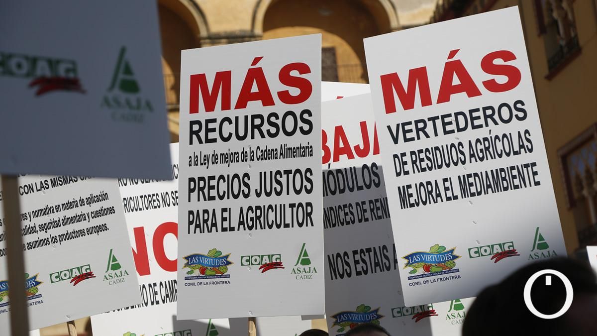 Concentración del sector agrario ante los ministros de la Unión Europea en la Puerta del Puente