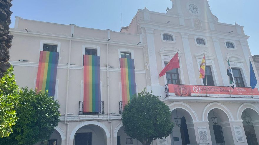 Vox pide en Mérida retirar la bandera LGTBI: “Si nos seguimos saltando la ley acabaremos viendo la de los pedófilos”
