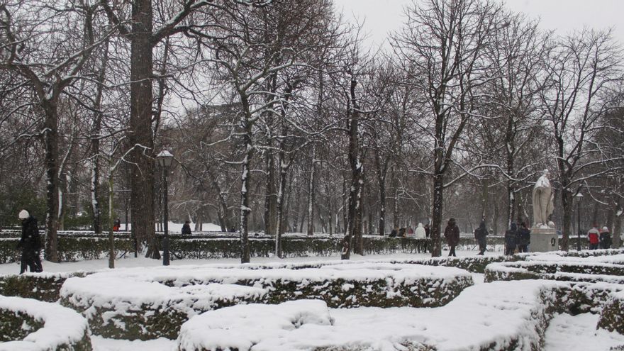Numerosos visitantes este mediodía en el parque del Retiro. EFE/ Ana Bornay