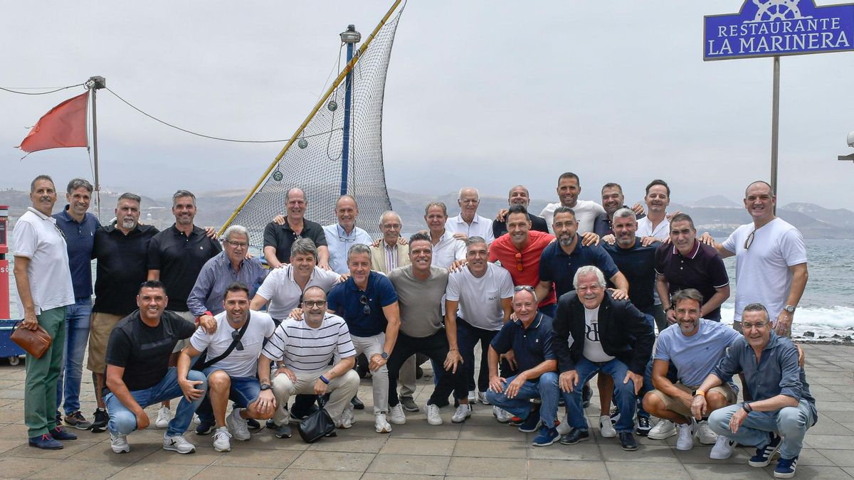 Foto de familia de la conmemoración del trigésimo aniversario de la Copa Federación Española obtenida en 1995 por Las Palmas Atlético