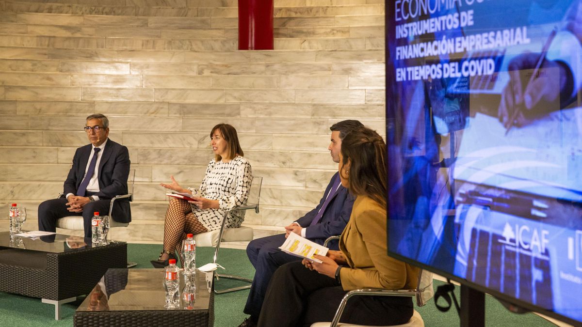 María Sánchez; el director del ICAF, Jesús Bulnes; y el presidente del ICO, José Carlos García de Quevedo.
