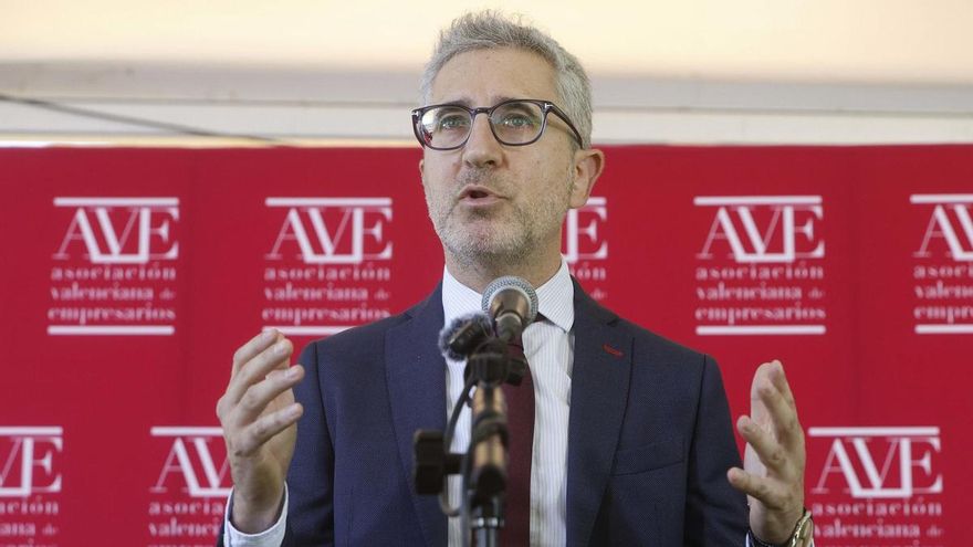El ministro de Hacienda, Arcadi España, durante las declaraciones a los medios de comunicación antes de la reunión del 14 de septiembre con la Asociación Valenciana de Empresarios (AVE).
