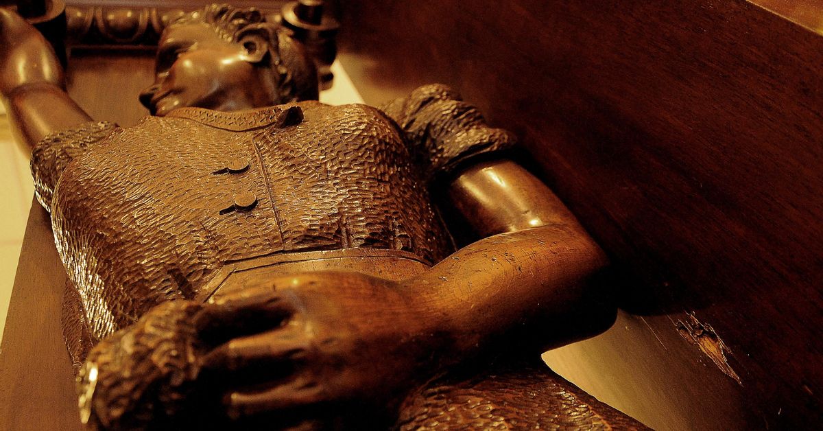 Impactos de bala en la farmacia de la Puerta del Sol tras el levamiento militar contra la II República en Vigo.