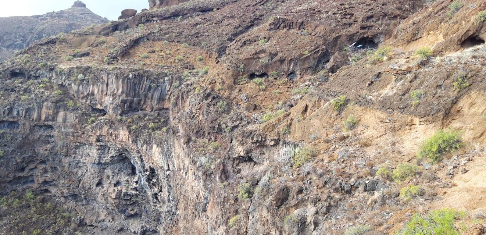 Paraje de Lomito del Medio, con sus numerosas oquedades y cuevas