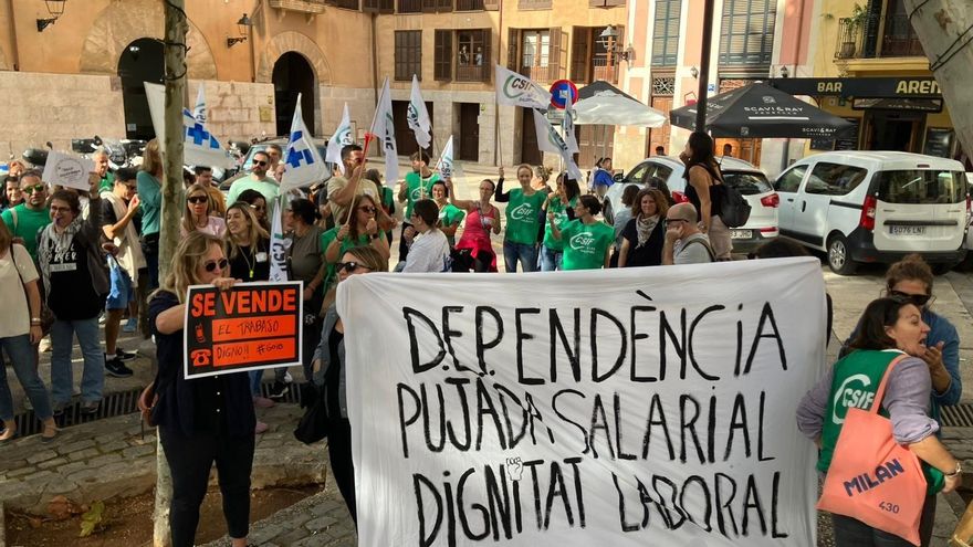 Els treballadors de la Fundació per a la Dependència arrenquen la vaga indefinida amb un seguiment del 90%