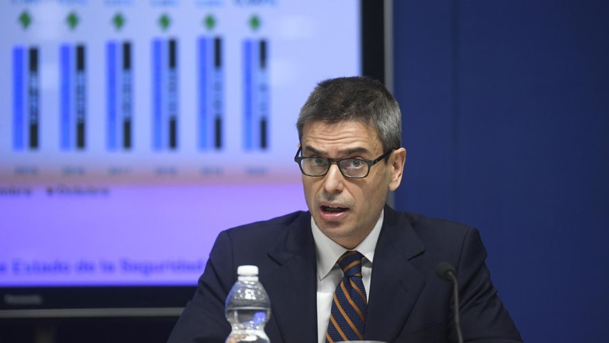 El secretario de Estado de Seguridad Social y Pensiones, Israel Arroyo, presenta en rueda de prensa los datos del paro registrado y de afiliación a la Seguridad Social del mes de octubre, en el Ministerio de Trabajo y Economía Social.  En esta rueda de pr