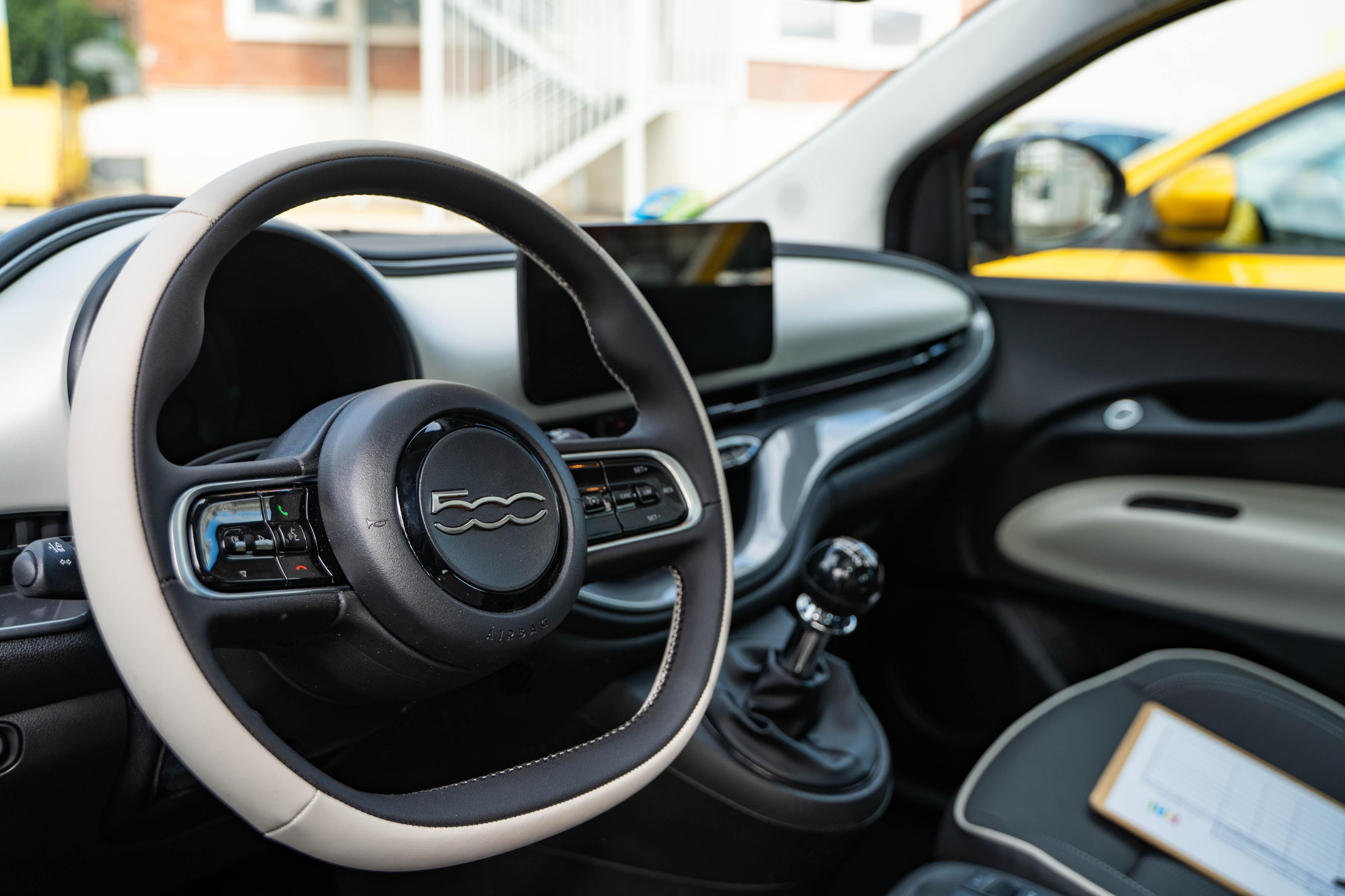 Puesto de conducción del Fiat 500 Hybrid.