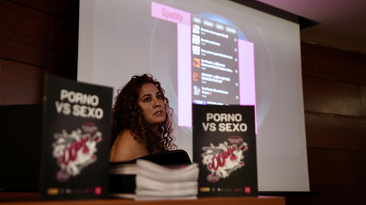 La trabajadora social y coordinadora del proyecto 'Por-no hablar' Idaira Alemán durante un taller en Gran Canaria.