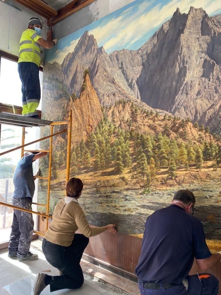 Tareas de restauración del mural La Caldera de Quico Concepción. MARÍA VICTORIA HERNÁNDEZ