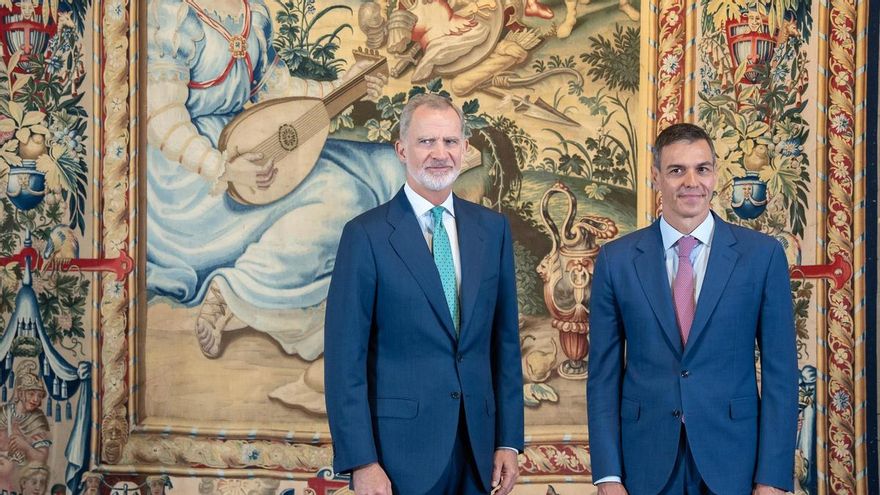 Archivo - El Rey Felipe VI (i) durante un despacho con el presidente del Gobierno, Pedro Sánchez (d), en el Palacio Real de la Almudaina, a 29 de julio de 2026, en Palma de Mallorca, Baleares (España).