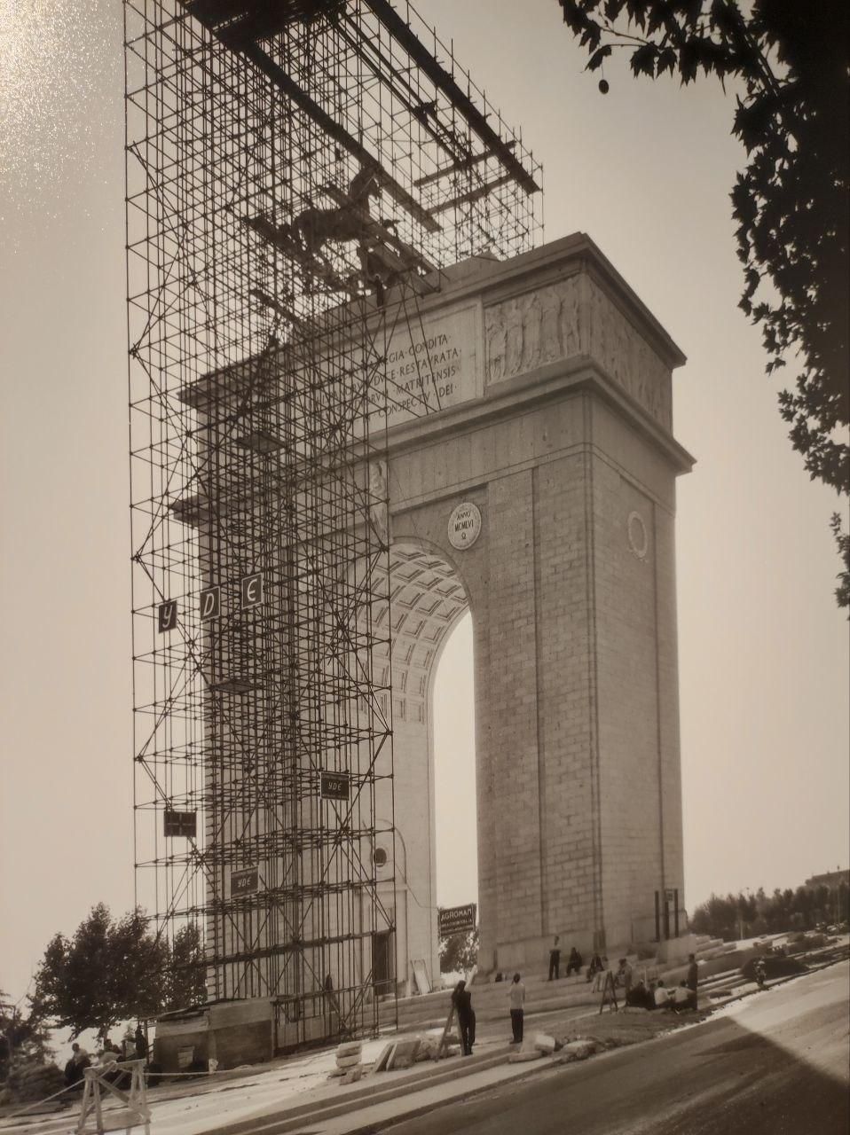 Alzada del caballo al Arco de Moncloa en 1956.
