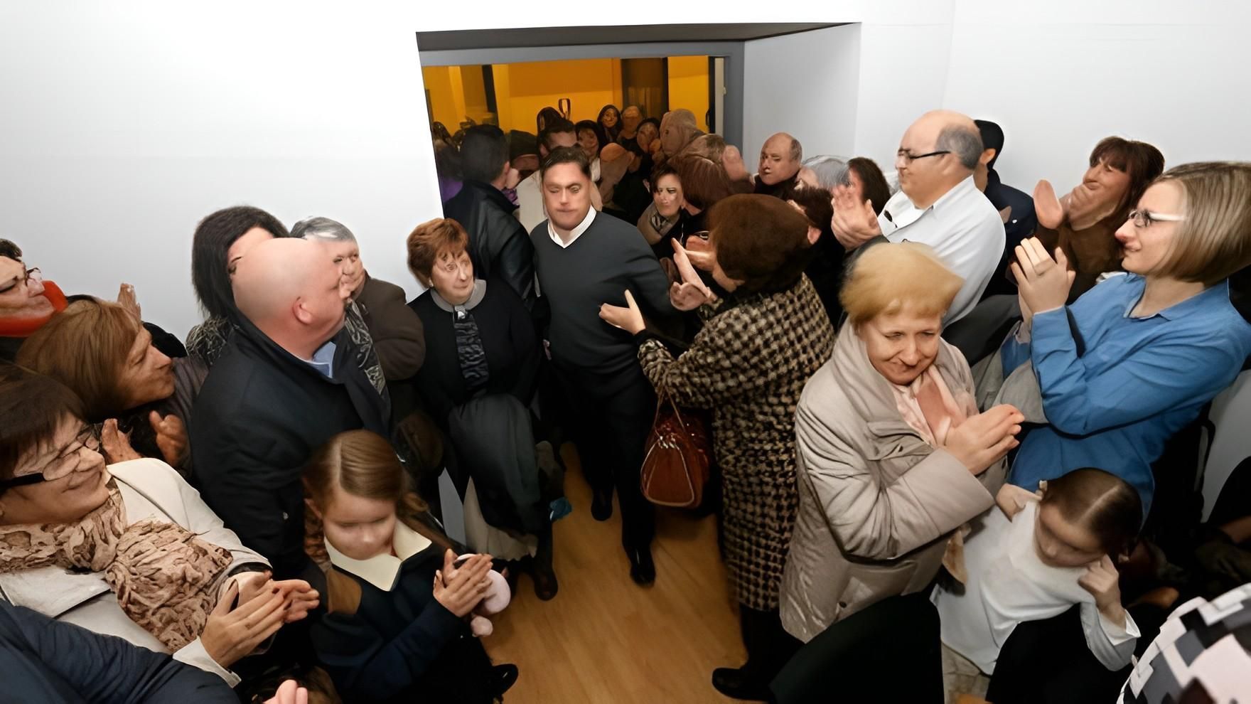 Decenas de vecinos de Cuadros arroparon y vitorearon a su alcalde tras regresar de la cárcel.