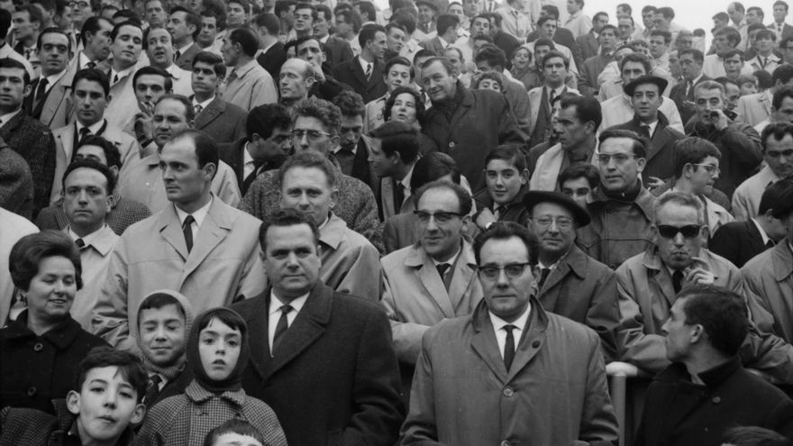 El público en las gradas de Mendizorroza, en la década de 1960, en un partido del Alavés