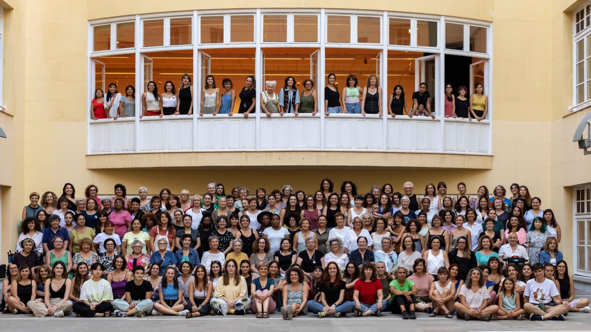 Mujeres que forman parte de La Bonne, en el mismo edificio que albergó el Institut de Cultura i Biblioteca Popular de la Dona.