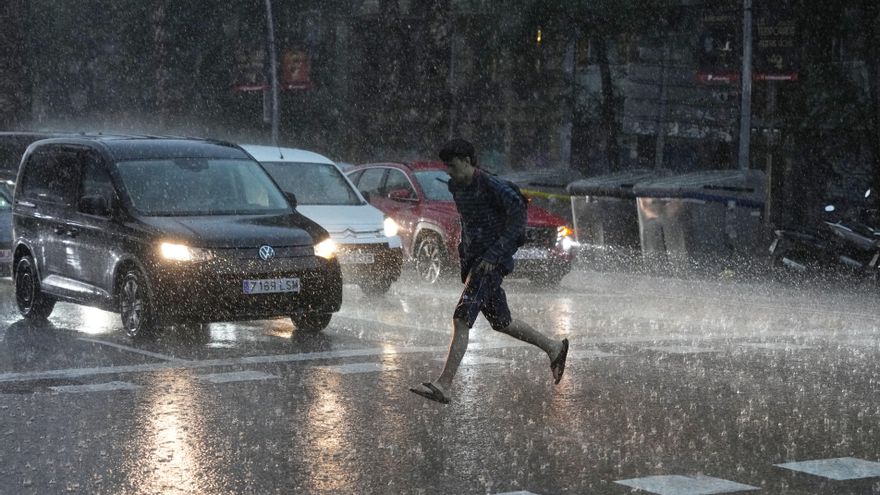 Las lluvias torrenciales siguen este viernes y la Aemet activa avisos en diez comunidades