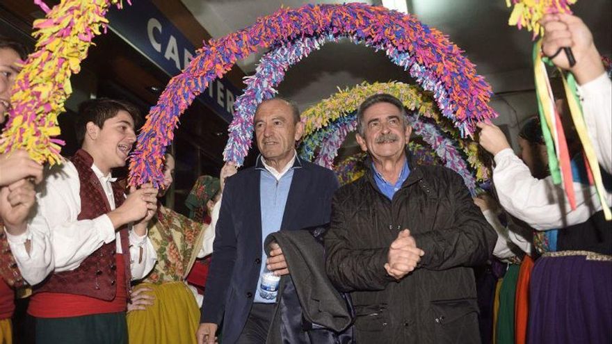 Revilla acompaña a Marcano durante un homenaje de sus simpatizantes.