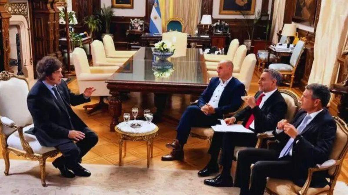 El presidente Javier Milei entrevistado por Esteban Trebucq, Luis Majul y Pablo Rossi.