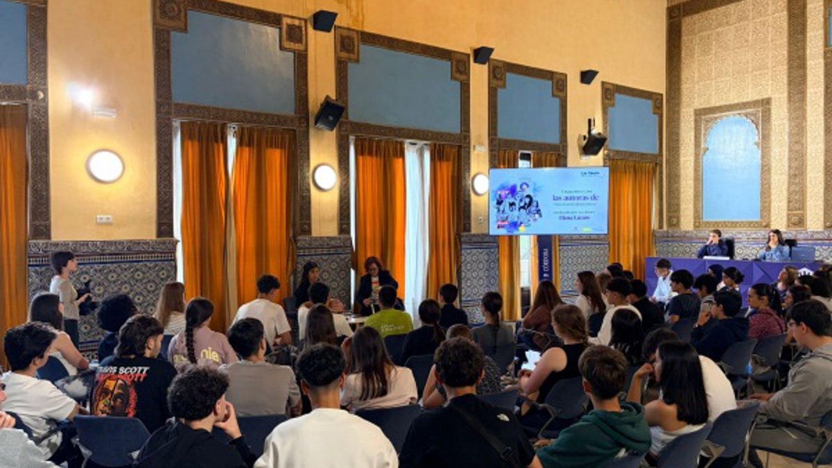 Un centenar de estudiantes conoce 'Otra historia de la ciencia' en la última sesión de 'Lee Ciencia'