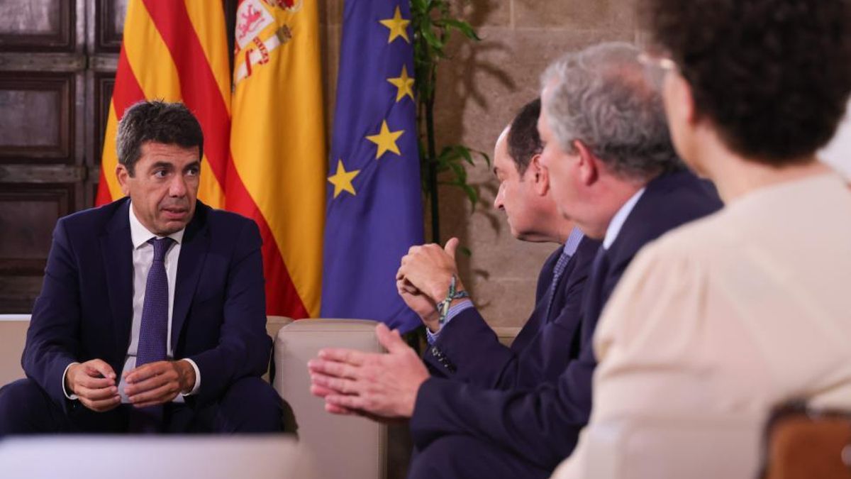 El presidente de la Generalitat Valenciana, Carlos Mazón, reunido con representantes de Juristes Valencians.
