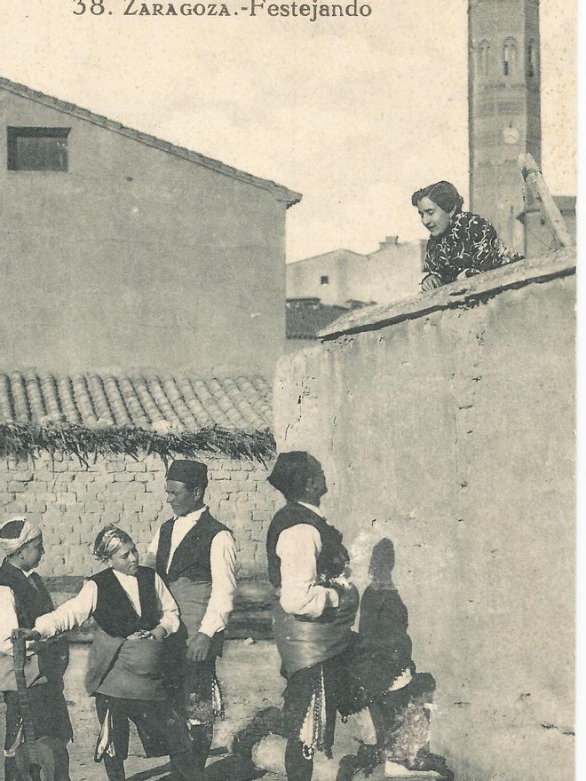 Festejando, la torre de la Iglesia de Santa María al fondo/ Postales aragonesas. Nº 38. Zaragoza. 