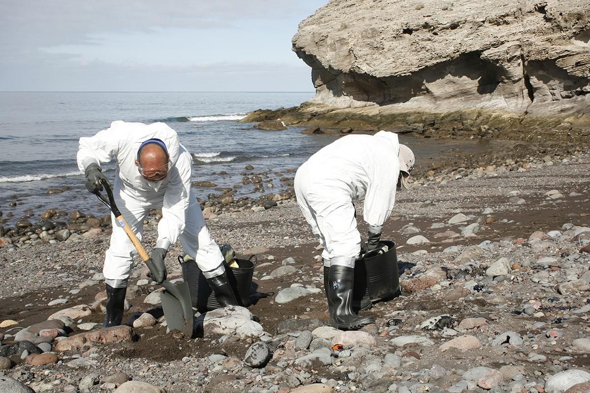 Recogida de fuel en la playa de Veneguera (Alejandro Ramos)