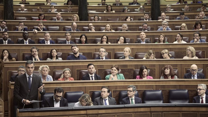 El presidente del Gobierno, Pedro Sánchez, durante una sesión de control en el Congreso junto con varios ministros