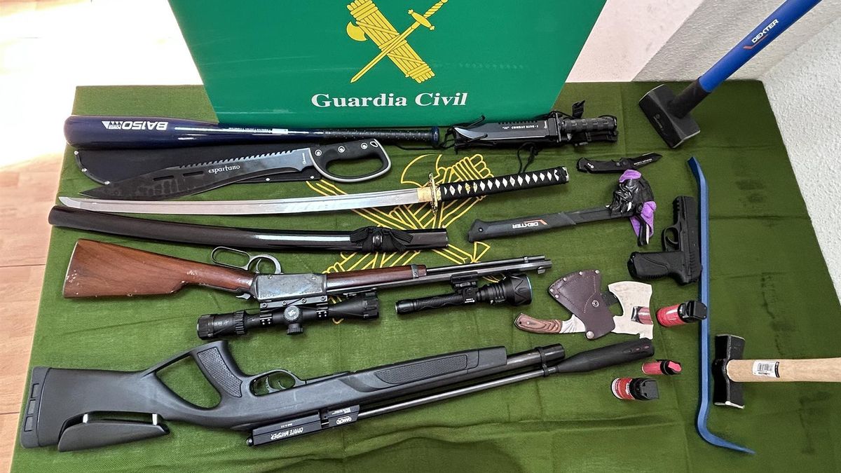 Armas halladas en los registros a la vivienda y el vehículo del detenido.