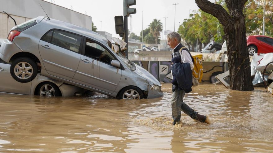 Una persona cruza una calle de Sedaví anegada a causa de las lluvias torrenciales de las últimas horas.