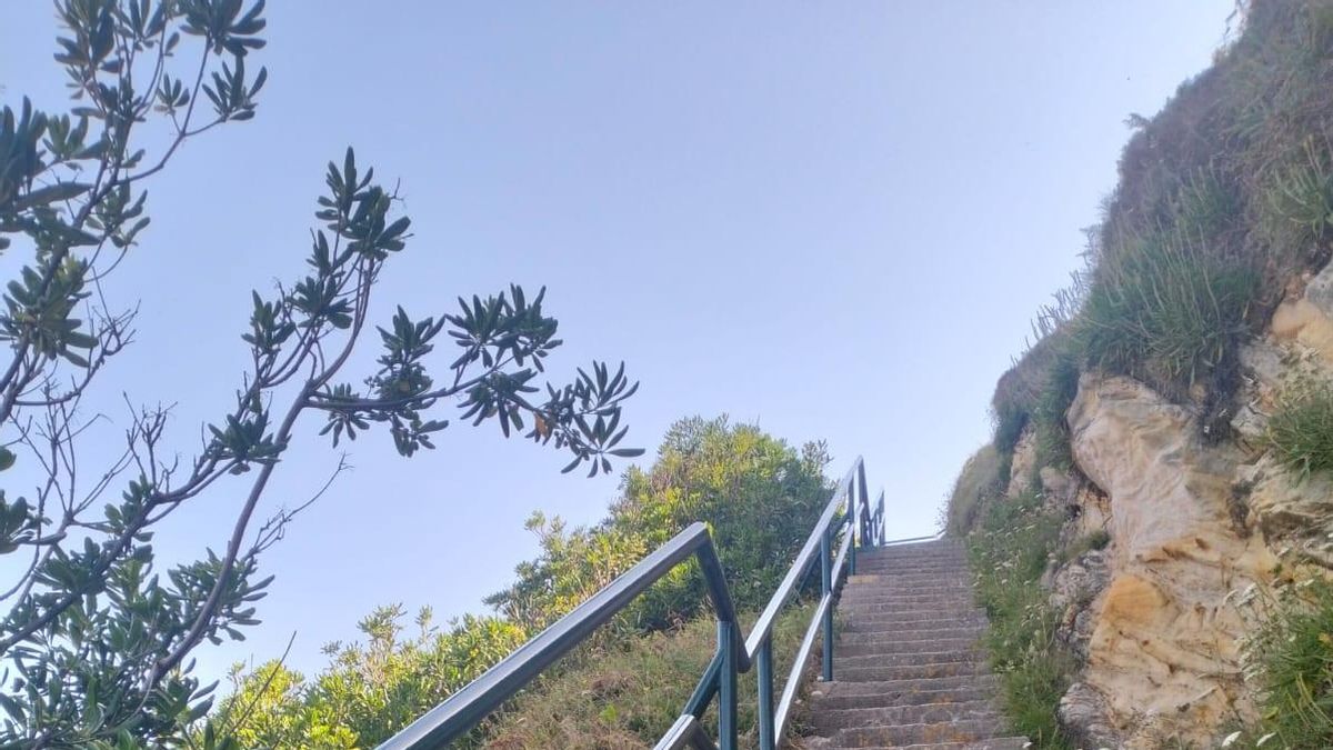 La playa de Somocuevas abre al público tras el arreglo urgente de la barandilla de acceso